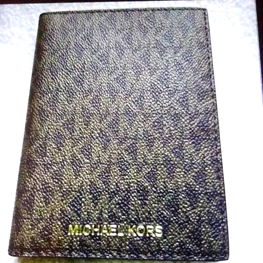 NWOT. Michael kors jet set passport wallet.